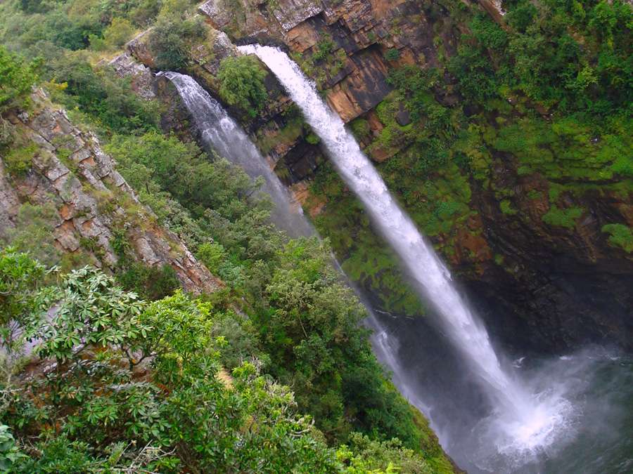 The MacMac twin falls drops down 70 meters from the top of the cliff into a clear pool into a gorge below.