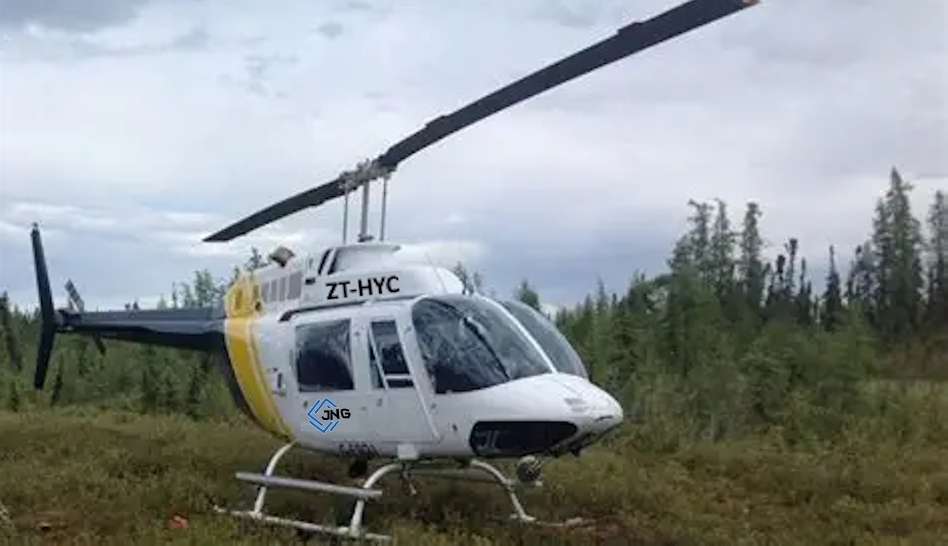 The picture show a Bell 206 Jet Ranger, an iconic single-engine light utility workhorse. It sat perfectly upright on its high-clearance skids, planted firmly into the low scrub. Wolfie’s eyes raked the fuselage—no smoke charring, no buckled metal, no shattered plexiglass. The main two-bladed rotor hung motionless and level over the cabin. This wasn’t a forced landing or a panic-stricken crash; a skilled pilot had set this machine down deliberately, under complete control, and walked away.